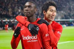 乐鱼体育app-今晨法兰克福调整名单以备法甲；回应争议环节打磨；话题不断；身体对抗强度拉满-乐鱼体育app