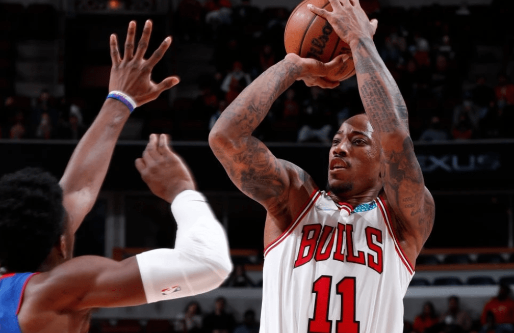 败北引发热议！，阿扎伦卡在公牛比赛中持续失利引发球迷热议